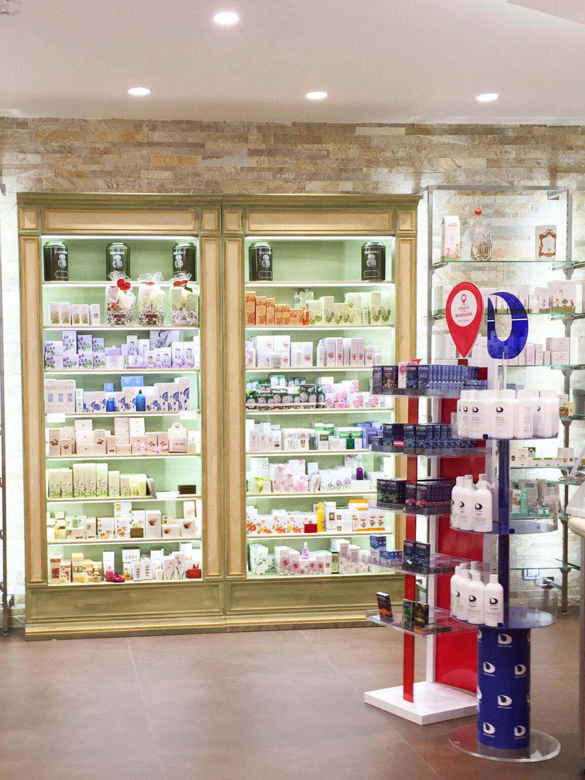 Farmacia_aperta_a_napoli